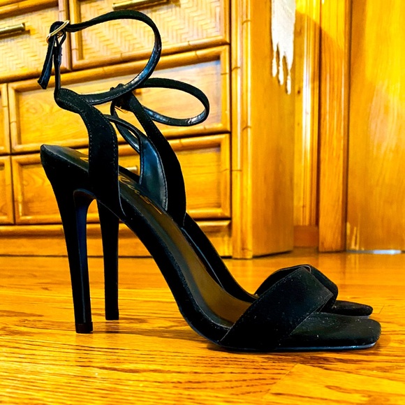 Lulu’s Black Suede Sandals - Picture 1 of 6